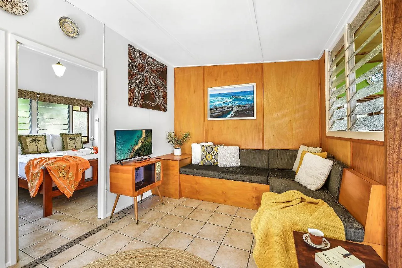 Cottonwood Cottage - Couples 'Pet Friendly' Retro Escape Mudjimba Holiday home