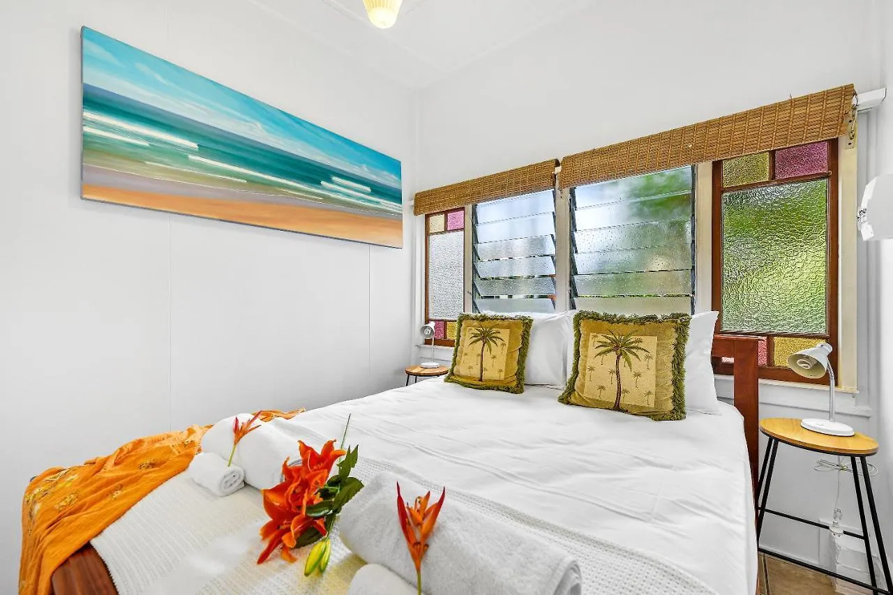 Cottonwood Cottage - Couples 'Pet Friendly' Retro Escape Mudjimba Holiday home